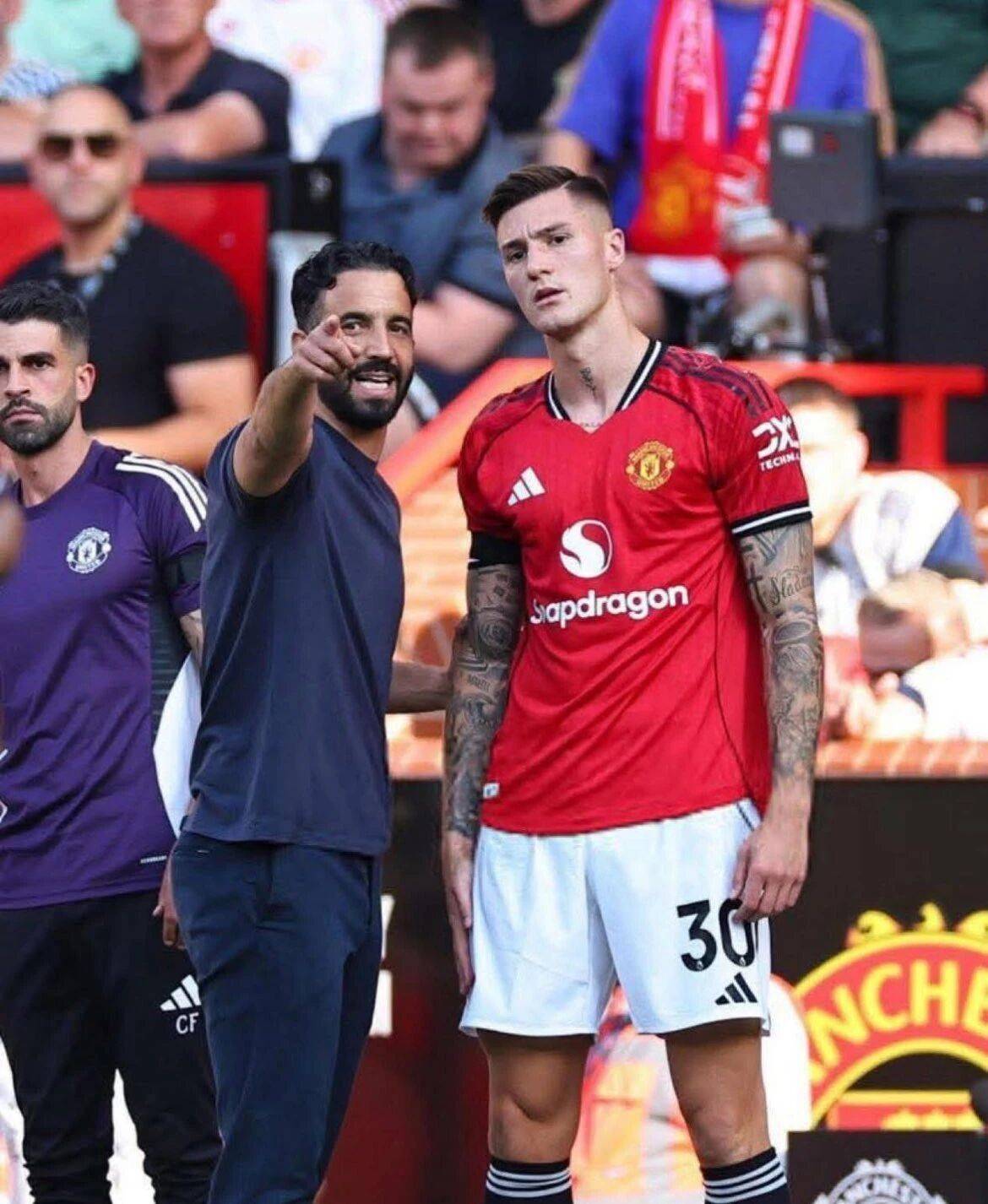 曼联安菲尔德百战欲拿十年首胜！阿莫林寄望谢什科，曾打爆利物浦